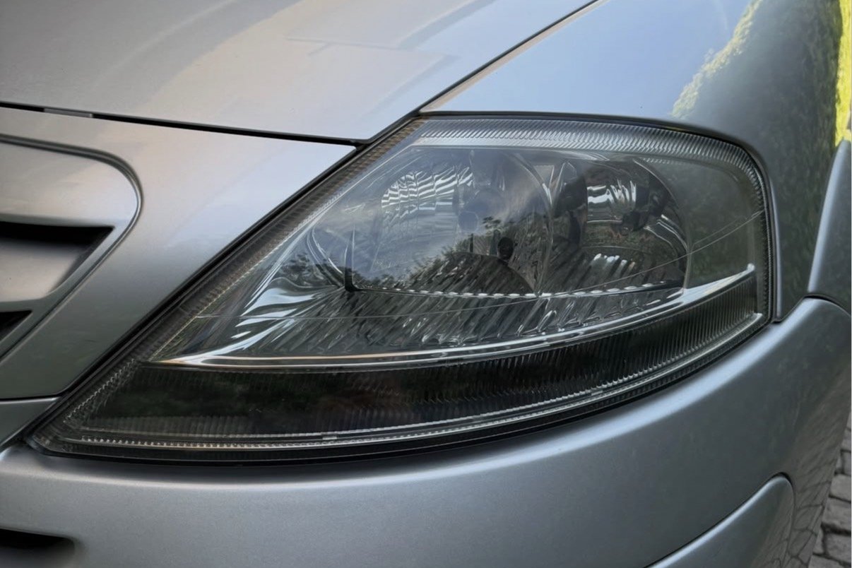 Lo stesso faro Citroën trasparente dopo il trattamento