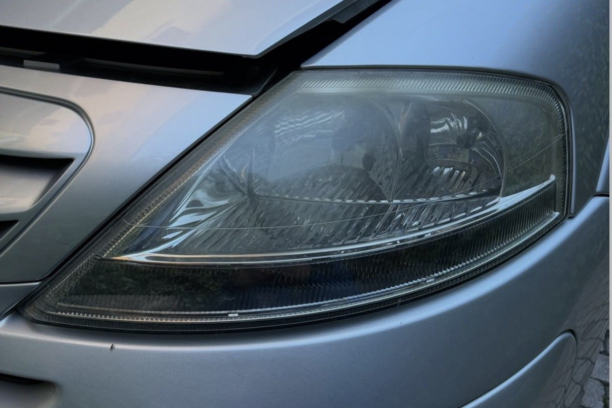 Faro Citroën velato prima del trattamento