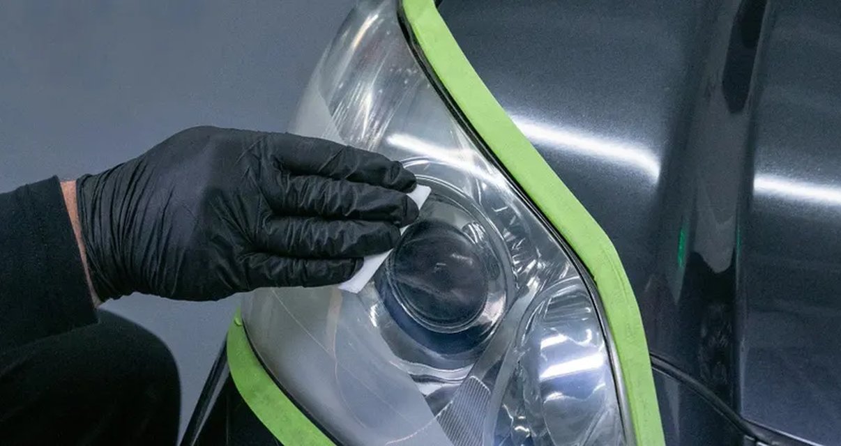 Lavorazione CLEAR LENS MILANO a domicilio: faro mascherato con nastro di protezione prima del trattamento