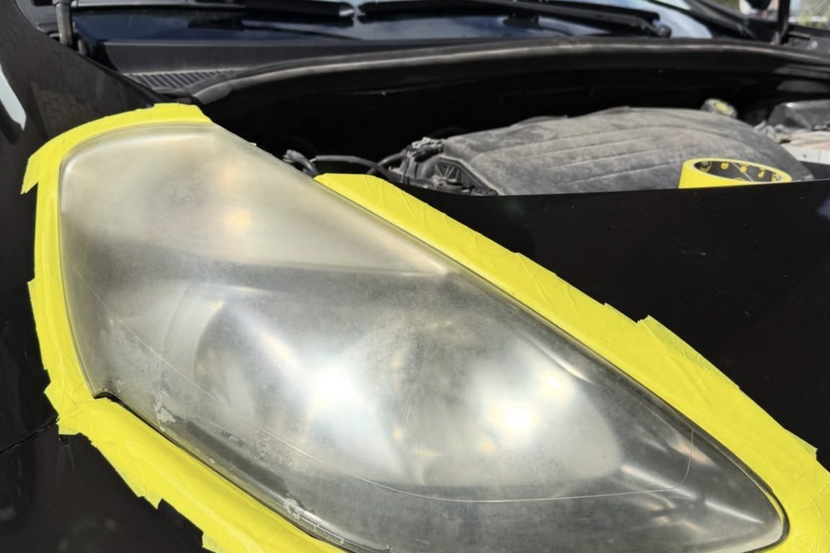 Faro opaco mascherato con nastro di protezione prima del ripristino